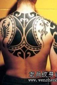 Skorpioni-tatuointikuvio: Takaosa Totem-noppaa-tatuointikuvio