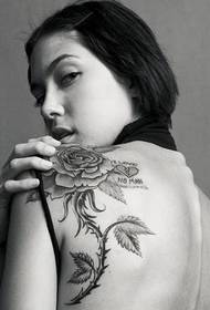 Piękno z powrotem osobowości róża czarno-biały tatuaż