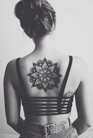 wasichana nzuri nzuri nyeusi na nyeupe totem tatoo nyuma