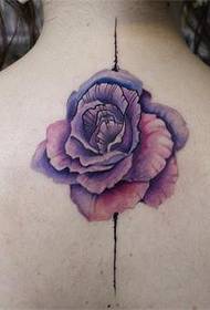 女性の背中に美しくて美しいバラのタトゥー