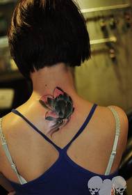 Снимка на женски гръб личен цвят татуировка модел лотос