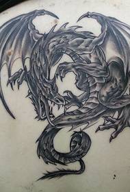 tatuagem de dragão voador nas costas bonito