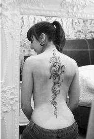 patrón de tatuaje de tótem blanco y negro atractivo de moda de espalda femenina