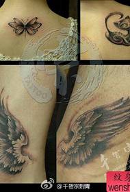 Le ragazze hanno un bell'aspetto sul famoso modello di tatuaggio della libellula