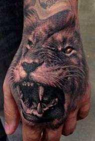 Černý řvoucí lev ruka zpět tetování vzor