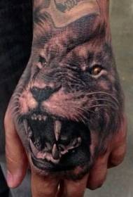 Modello tatuaggio tatuaggio mano leone ruggente nero