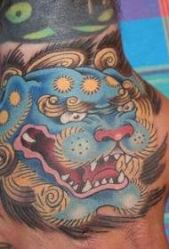 Mano hacia atrás azul enojado patrón de tatuaje de cabeza de león de piedra