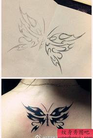 Kaunis nainen perhonen tatuointi malli tyttöjen takana