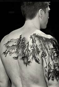 Individualizuota kraštovaizdžio eskizo tatuiruotė ant nugaros
