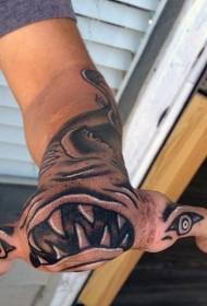 Черная татуировка с изображением акулы-молота
