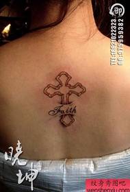 Enkelt og vakkert kors tatoveringsmønster for jenter