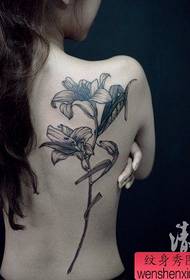 Gyönyörű és gyönyörű fekete-fehér liliom tetoválás minta a szépség hátulján