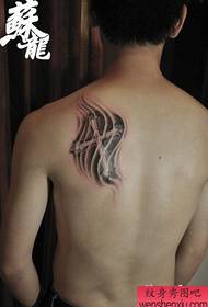 Modèle de tatouage en croix noir et blanc populaire au dos des hommes et des femmes