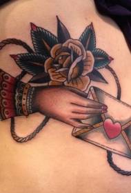 Vidukļa pusē jaunā žanra krāsas sieviešu roku aploksne un rožu tetovējums