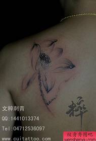 Красивий задній малюнок татуювання лотоса чорнила популярний у чоловіків на спині