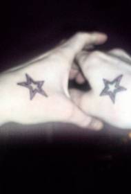 Rokas krāsa ar diviem dekoratīviem vēja piecu zvaigžņu tetovējumu