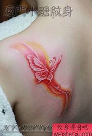 Tattoo me ngjyra të bukura dhe të bukura me flutur në anën e pasme të vajzës