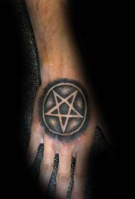 Juodos apvalios penkiakampės žvaigždės tatuiruotės modelis ant rankos nugaros