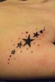 Rokas muguras melno zvaigžņu tetovējuma modelis