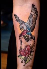 Bewapen nieuwe uil in traditionele stijl met rozentattoo