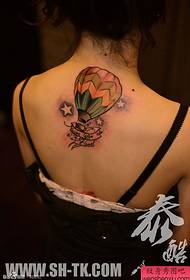 Красочный рисунок татуировки парашюта под женским спиной звездного неба