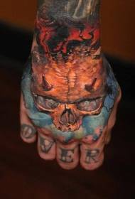 불꽃 문신 패턴으로 손을 다시 색상 현실적인 악마 두개골