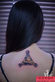 Gyönyörű és gyönyörű háromszög csillag tetoválás minta a lány hátán