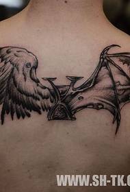 Vyras nugaros angelas su demono sparnų tatuiruotės modeliu