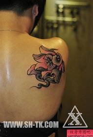 Ένα σχέδιο τατουάζ λωτού στο πίσω μέρος μιας όμορφης γυναίκας 3