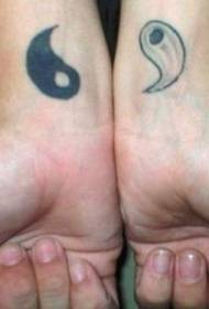 Nadgarstek czarno-biały wzór tatuażu plotek yin i yang