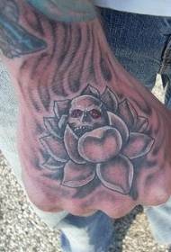 Hand back grey lotus ngephethini le-skull tattoo