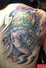 Riede in kleurige tradisjonele oaljefant-tatoet oan
