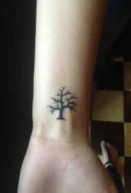 Patrón de tatuaje pequeño árbol negro fresco de muñeca