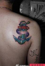 Ipateni ye-anchor tattoo eyaziwayo ngasemva