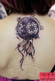 लड़की की पीठ पर सुंदर महिला सपना पकड़ने वाला टैटू