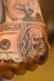 Insolito modello di tatuaggio di fatture in bianco e nero sul dorso della mano