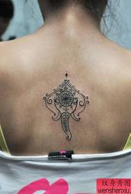 Schéin Totem wéi Tattoo op der Réck vun engem Meedchen