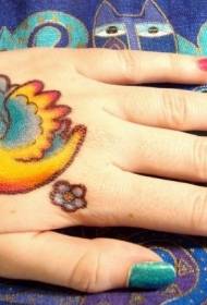 الملونة وشم الطيور نمط اللون على الجزء الخلفي من اليد