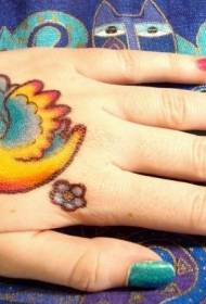 Modello di tatuaggio uccello colorato di colore sul dorso della mano