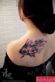 لڑکی کی پشت پر مشہور سیاہی کا چھوٹا سونا مچھلی والا ٹیٹو نمونہ