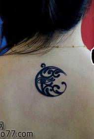 Patrón de tatuaje de luna de tótem de cuello de belleza