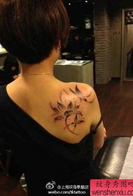 Bellezza dietro le spalle del bellissimo disegno del tatuaggio di loto e farfalla