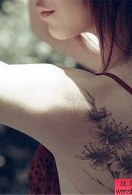 Dziewczyna tatuaż wzór śliwki z powrotem