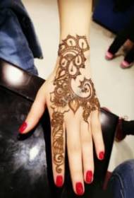 Tangan India Henna karya tato yang dilukis dengan tangan