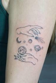 Започните с двоструком двоструком тетоважом девојка велика рука и слика планете тетоваже