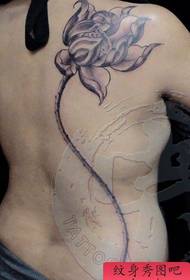 Merginos nugaros rašalo lotoso tatuiruotės modelis