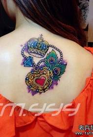 Ragazza con corona posteriore e motivo del tatuaggio d'amore