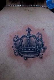 Bel modello di tatuaggio corona grigio nero sul retro