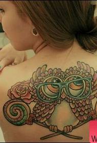 Gruaja e tatuazhit me ngjyra të kthyera nga bufi
