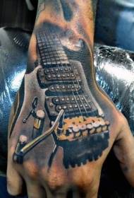 Errealaren koloreko gitarra tatuaje eredua eskuaren atzealdean